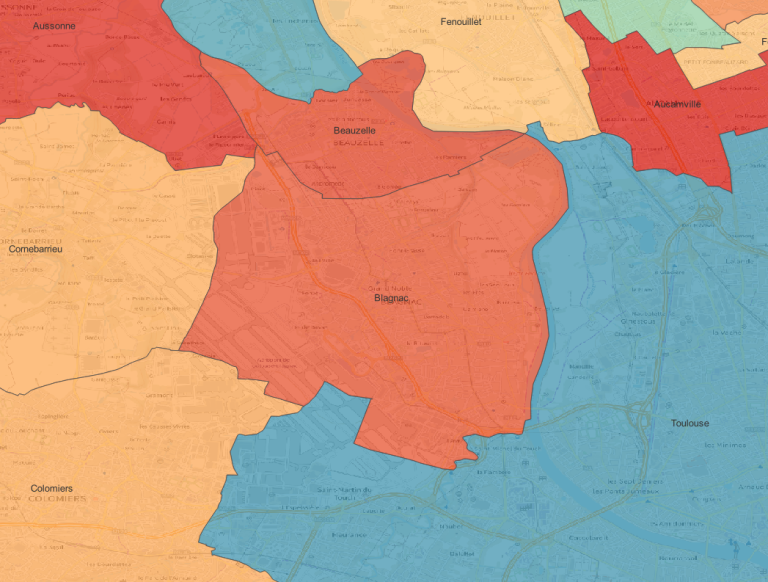 Pourquoi un cadastre ?
Mais alors pourquoi un cadastre électoral ? Les préfectures et les mairies s’en sortent pourtant bien malgré l’absence de cette cartographie. Il est d’abord important de répondre à cette question car le résultat attendu ne sera pas le même en fonction de ce que l’on cherche à faire. Une administration publique cherchera probablement plus à obtenir un cadastre fidèle au zonage permettant de déterminer, pour une adresse à laquelle ne se situe pas d’électeur, à quel bureau celle-ci serait rattachée et inversement pour un découpage, toutes les adresses se trouvant à l’intérieur de celui-ci. Dans mon cas, le cadastre serait utilisé dans le cadre de campagnes électorales, cette précision ne m’intéresse pas nécessairement, ainsi le but de ce cadastre serait :

Pour l’analyse : disposer de contours plus ou moins précis permettant de distinguer les bureaux de vote entre eux;
Pour le ciblage : la visualisation sous forme de carte ne serait alors pas la plus pertinente et un cadastre précis n’aurait rien à apporter aux techniques de propagande ciblée.
Pour le pilotage : il servirait aux responsables d’une campagne de coordonner les militants sur des actions de terrain avec une délimitation précise.